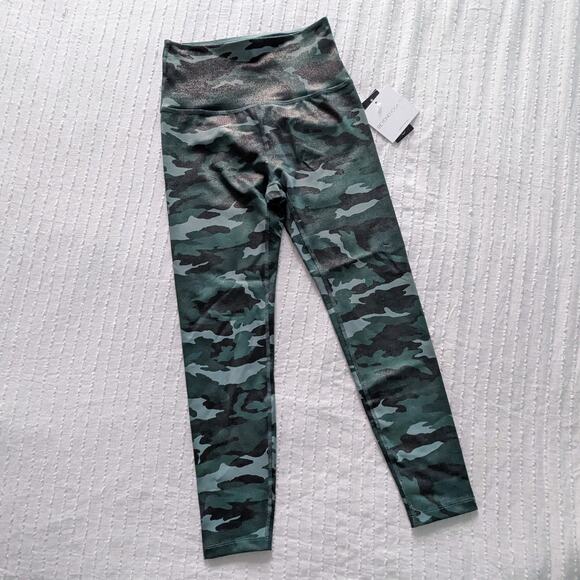 NWT Beyond Yoga Shimmer Green Camo Leggings size Small - Picture 2 of 6